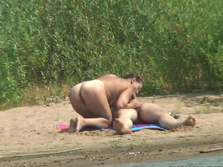 Частное порно с нудийского пляжа где муж лижет киску своей отдыхающей супруге