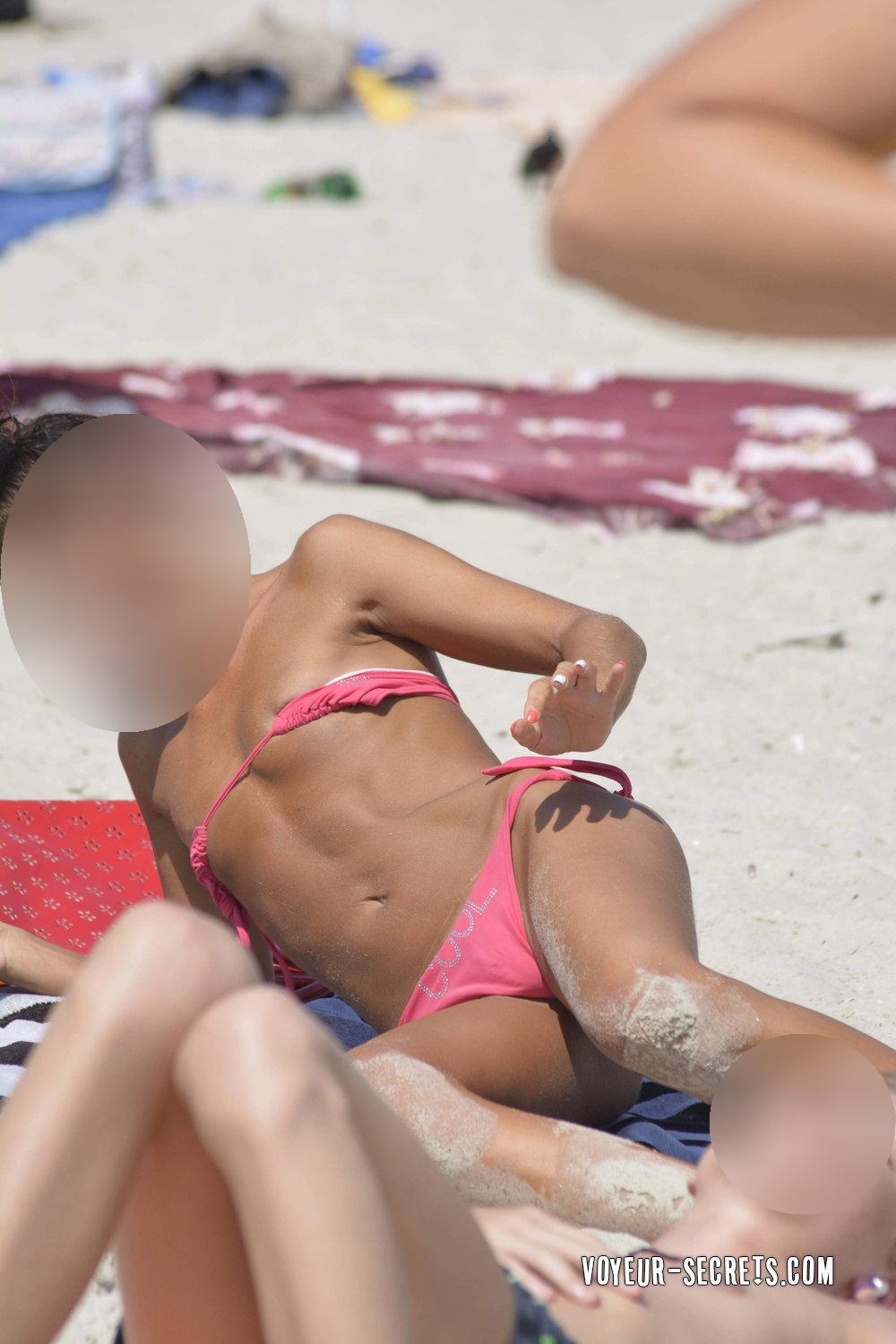 Beach girl shows lots of accidental nudity - Voyeur Videos
