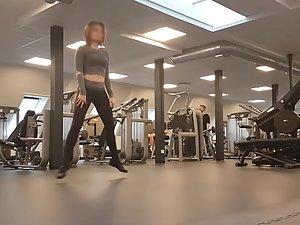 Voyeur caught fit girl dancing in the gym Picture 2