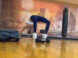 Flexible girl interrupts her workout with texting Picture 8