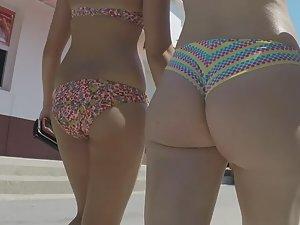 Hot bubble butt in a retro bikini of a pinup girl Picture 5