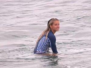 Super sexy surfer girl rides the waves on her board Picture 4