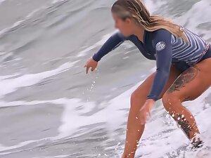 Super sexy surfer girl rides the waves on her board Picture 7