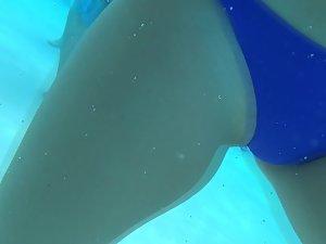 Underwater Pussy Slip - Underwater view of a pussy slip in the swimming pool - Voyeur Videos