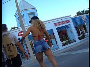 Strong blonde walks like a sexy terminator Picture 5