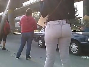 Spying a fabulous big butt in jeans