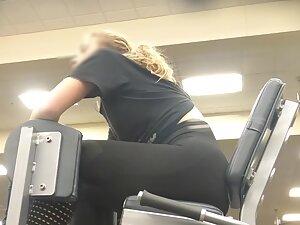 Pussy stretching workout caught by gym voyeur Picture 1