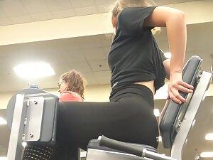 Pussy stretching workout caught by gym voyeur Picture 2