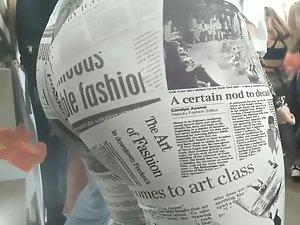 Reading the newspaper on hot ass Picture 1