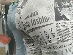 Reading the newspaper on hot ass Picture 3