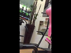 Voyeur checks out fittest girl in his gym Picture 1
