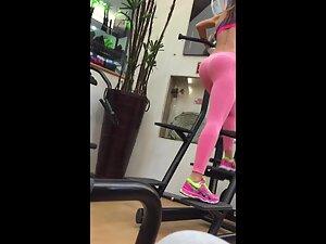 Voyeur checks out fittest girl in his gym Picture 3