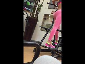 Voyeur checks out fittest girl in his gym Picture 4