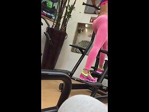 Voyeur checks out fittest girl in his gym Picture 5