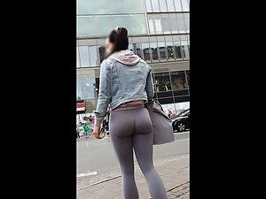 Meaty ass looks powerful in leggings Picture 2