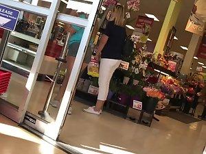 Thick girl wears a gym outfit in public Picture 1