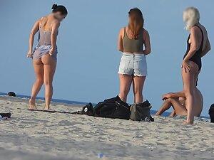 Beach voyeur stumbles on a naked photoshoot Picture 1