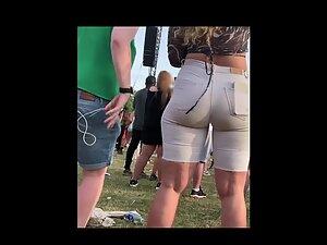 Extra big butt shakes to the music Picture 2