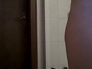 Spying on yummy bubbly ass and hot pussy in shower Picture 1