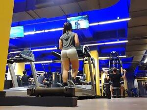 Secretly filming big butt during squats in gym Picture 1