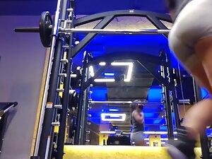 Secretly filming big butt during squats in gym Picture 3