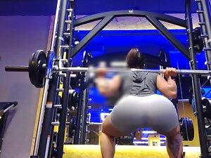 Secretly filming big butt during squats in gym Picture 4