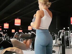 Spying on muscular girl exercising in the gym Picture 2