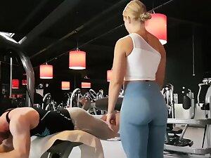 Spying on muscular girl exercising in the gym Picture 3