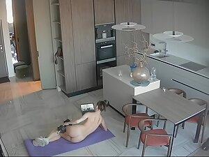 Hidden cam caught rich girl's naked workout Picture 5