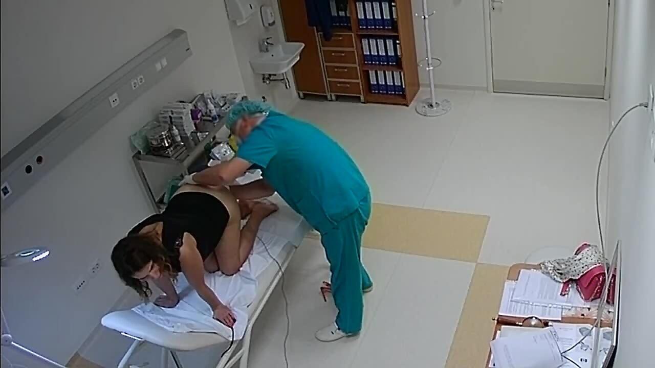 Spying on doctor checking hot womans ass Foto