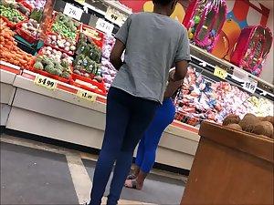 Massive juicy black ass in blue leggings Picture 4