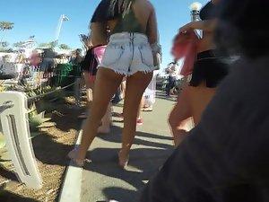 Small shorts on big ass make the voyeur drool Picture 5