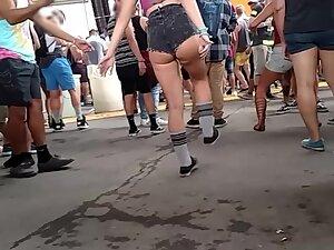 Hyperactive party girl twerks in front of candid camera Picture 8