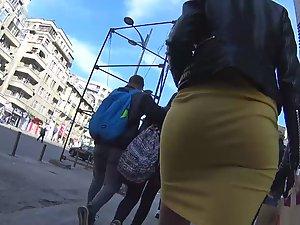 Vixen wiggles her ass when she walks in tight yellow skirt Picture 7