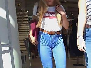 Hot cameltoe visible in girl's tight jeans - Voyeur Videos