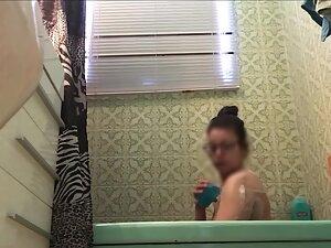 Spying on thick girl bathing and shaving legs Picture 5