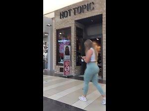 Fuckable powerlifter girl spotted in shopping mall Picture 5