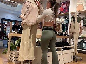 Her bubble butt is like a commercial for leggings Picture 7