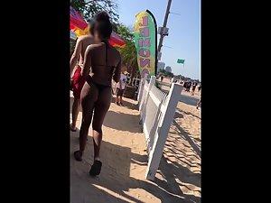 Fantastic black ass in a tiny bikini Picture 3