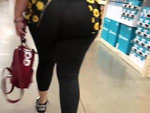 Biggest thong in the world seen on huge butt Picture 6