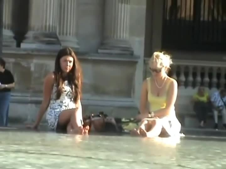 Voyeur Upskirt Public Fountain - Upskirt of a girl by the fountain - Voyeur Videos