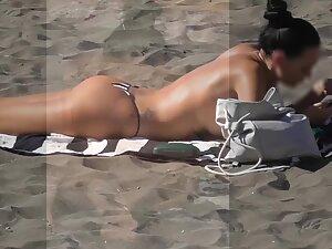 Bubble butt of a fancy girl on the beach Picture 8