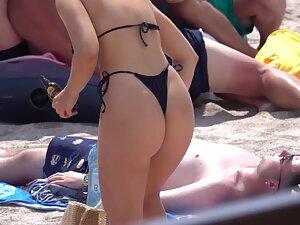 Epic ass of a girl that looks like a bikini model Picture 3